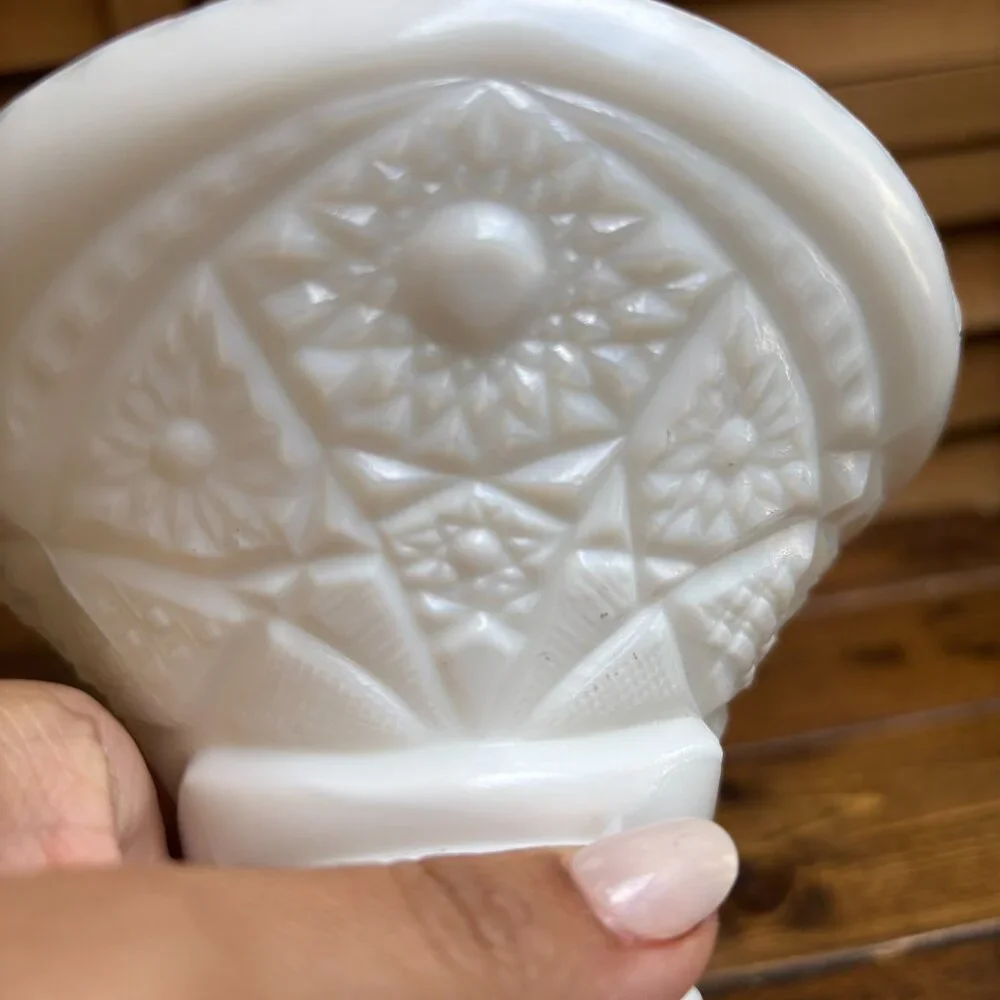 Vintage White Milk Glass Vase‎ – Pressed Daisy & Diamond Pattern
